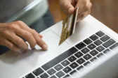Online αγορές: Ακύρωση με ένα κλικ, επισκευές αντί για πέταμα και τέλος στα «πράσινα» ψέματα