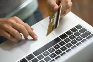 Online αγορές: Ακύρωση με ένα κλικ, επισκευές αντί για πέταμα και τέλος στα «πράσινα» ψέματα