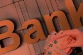 Μπήκαν 8,57 δισ. ευρώ στις τράπεζες σε έναν μήνα: Πού πήγαν τα 3,3 δισ. της νέας χρηματοδότησης
