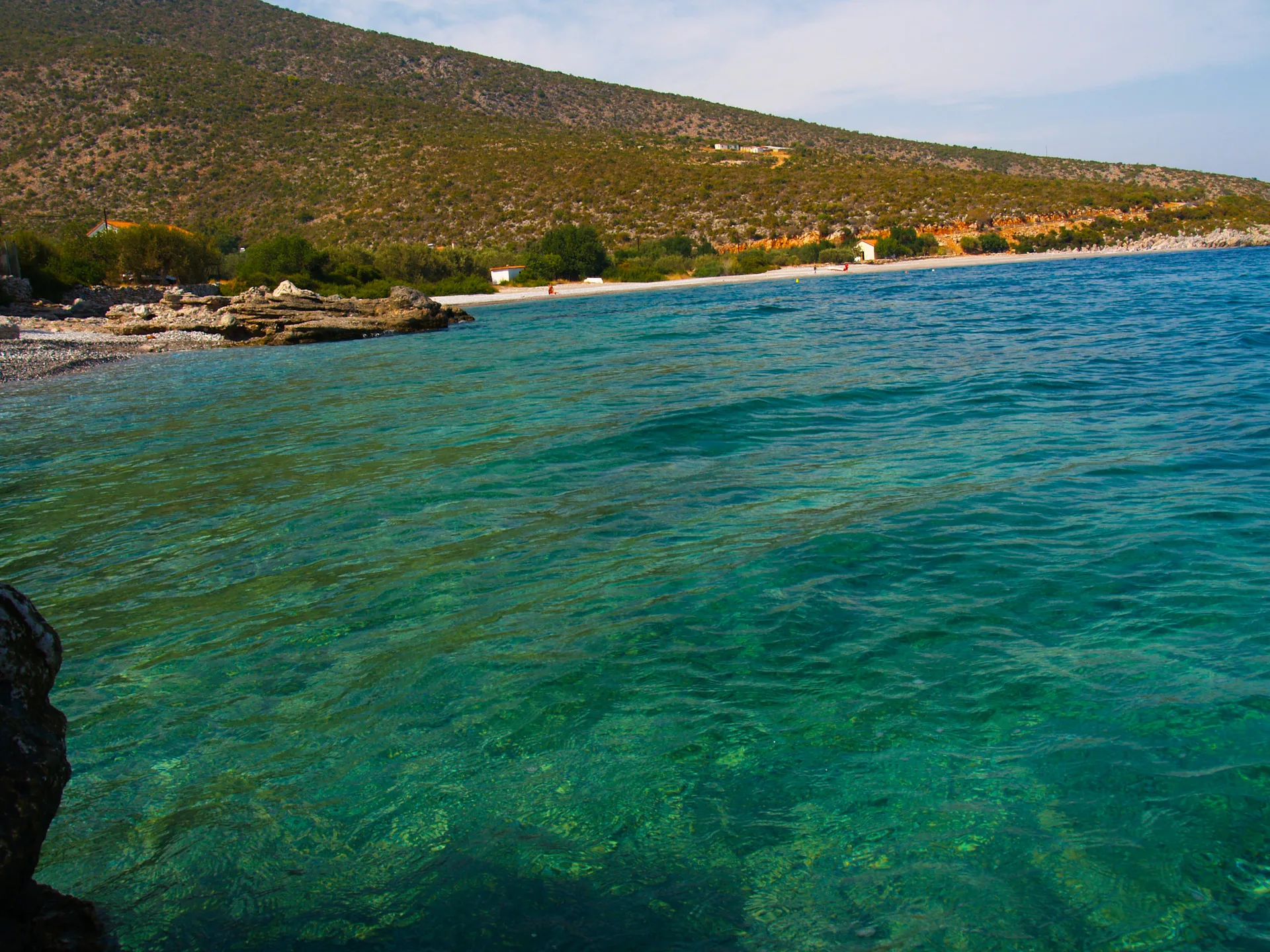 Παραλία Τσέρφος στην Κυνουρία με καθαρά νερά και βοτσαλωτή ακτή