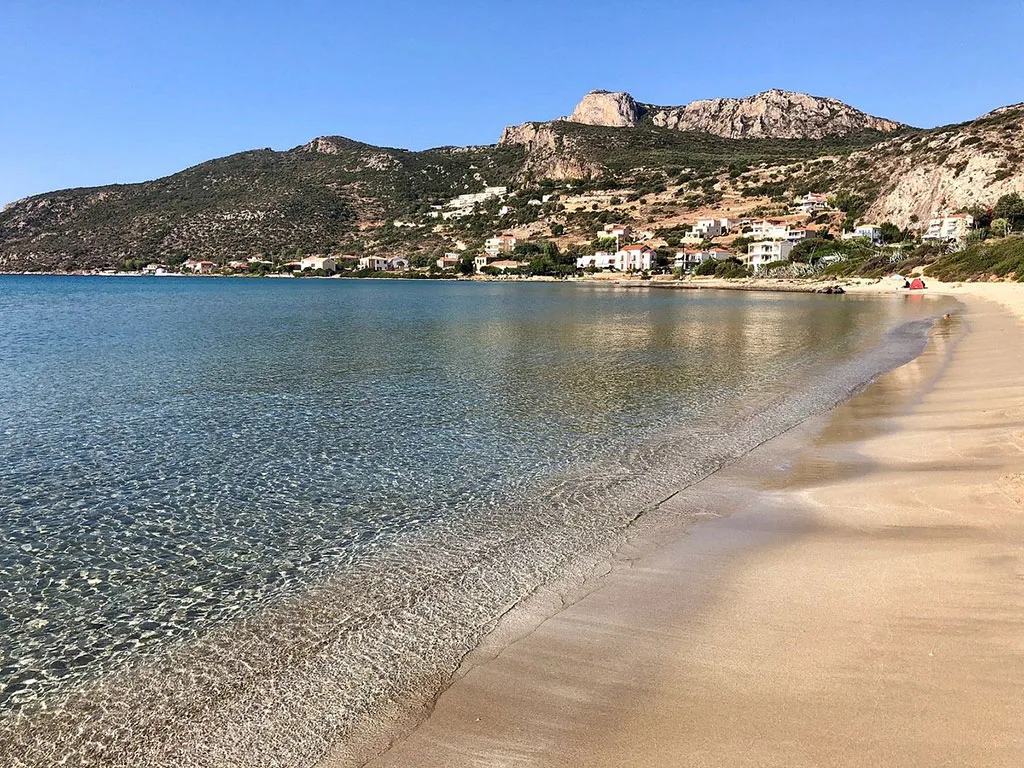 Χρυσή αμμουδιά και ήρεμα νερά στην παραλία Παχιά Άμμος στην Πλύτρα Λακωνίας