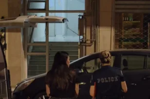 Παγκράτι: Τουλάχιστον μία εβδομάδα νεκρός ο 63χρονος – Τυλιγμένος με σεντόνια στο σπίτι με τον δίδυμο αδελφό του
