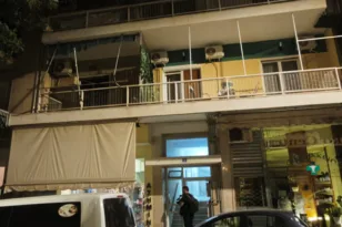 Θρίλερ στο Παγκράτι: Βρέθηκε νεκρός σε σήψη μέσα σε σεντόνια – Δίπλα του ζούσε ο αδελφός του