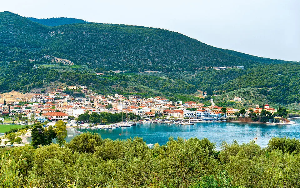 Πού να πας στην Πελοπόννησο για θάλασσα, βόλτα και φαγητό δίπλα στο κύμα