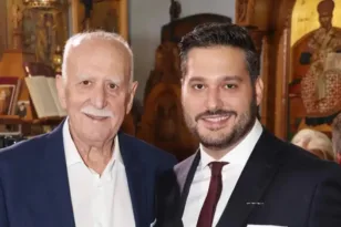 Συγκινεί ο Φοίβος Παπαδάκης: «Να αγκαλιάζετε τους πατεράδες σας… κάποια στιγμή αυτή η αγκαλιά θα είναι ανάμνηση»