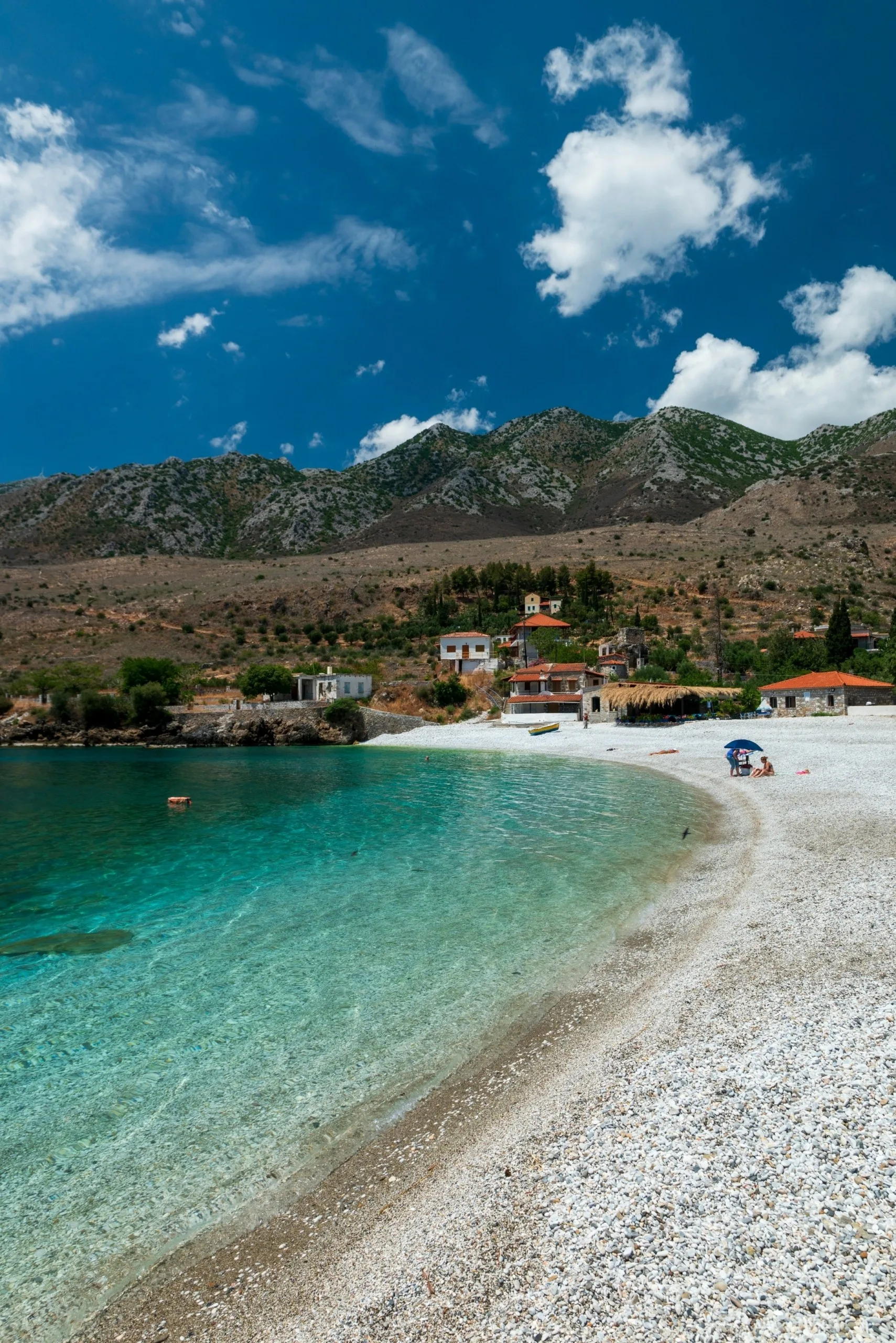 Η παραλία της Μάνης που μοιάζει με καλοκαίρι από άλλη εποχή