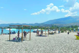Πάτρα – Λαγοκέφαλος: Μόνο ο φόβος «δαγκώνει» – Αυτοψία της «Π» στην παραλία της Πλαζ