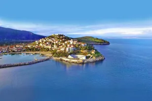 Παράλιο Άστρος – Τυρός: Η παραλιακή διαδρομή που αξίζει να κάνεις το καλοκαίρι