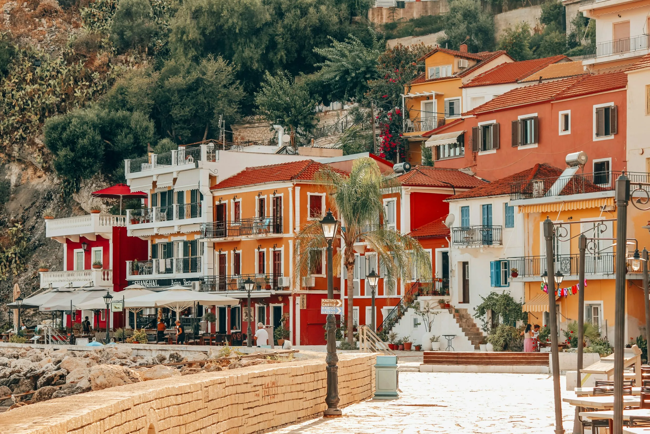 Πάργα: Παραλίες, κάστρο, Παξοί και Αντίπαξοι σε μία απόδραση που τα έχει όλα Πολύχρωμα σπίτια στην Πάργα, χτισμένα δίπλα στο παραθαλάσσιο μέτωπο, με σοκάκια, εστιατόρια και καλοκαιρινή ατμόσφαιρα