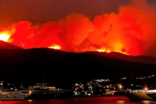 Φωτιά στην Πάρο: Με το ζόρι απομακρύνθηκαν κάτοικοι από τα σπίτια τους – Ενισχύθηκαν οι άνεμοι τη νύχτα