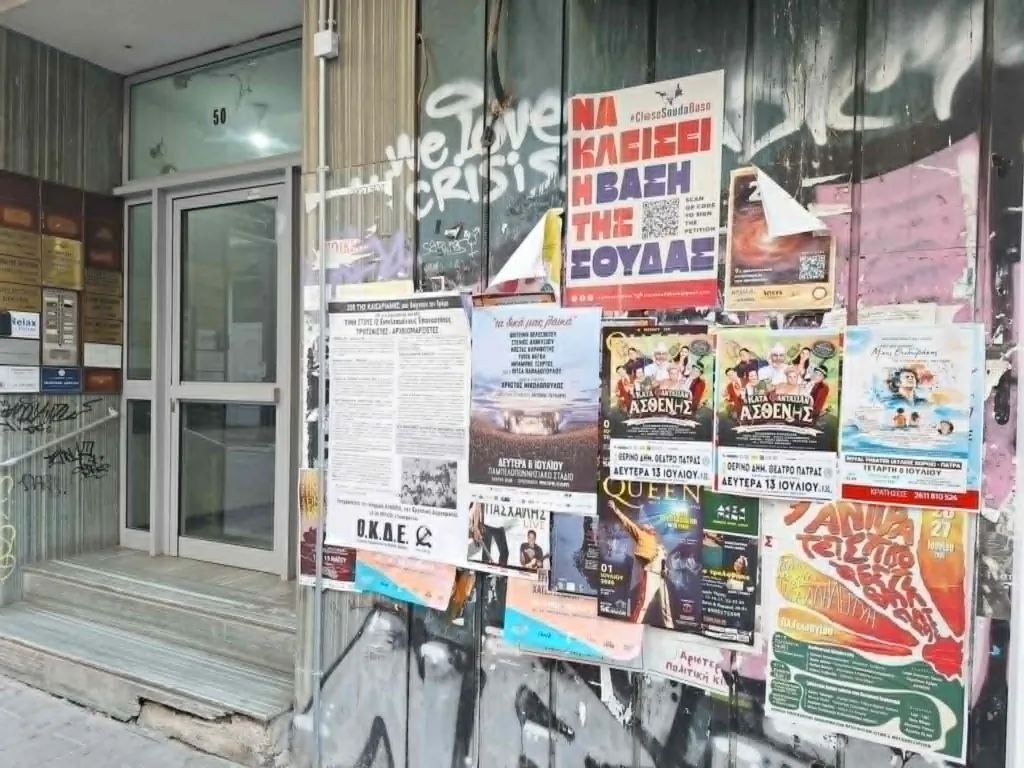 Πάτρα: Η πόλη των αφισών – Θέατρα, συναυλίες και καλέσματα πάνω στους τοίχους