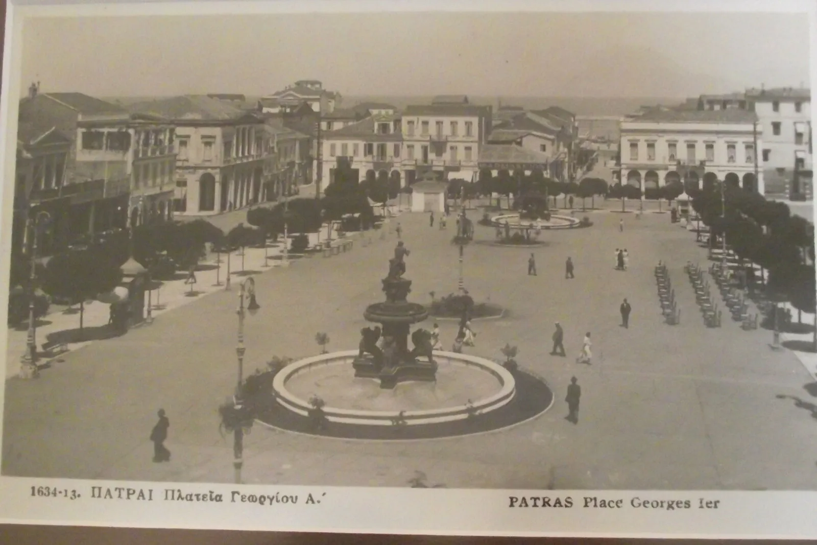 Χαιρετίσματα από την Πάτρα: Οι καρτ ποστάλ που έμαθαν την πόλη να ποζάρει Παλιά καρτ ποστάλ της Πάτρας με την πλατεία Γεωργίου