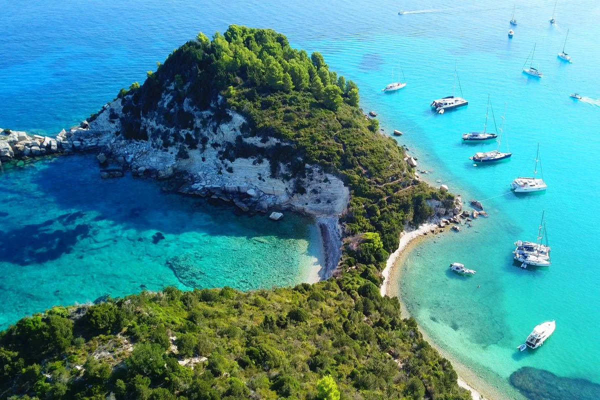 Πάργα: Παραλίες, κάστρο, Παξοί και Αντίπαξοι σε μία απόδραση που τα έχει όλα Σκάφη αγκυροβολημένα σε τιρκουάζ νερά γύρω από καταπράσινο νησάκι στο Ιόνιο, σε θαλάσσια διαδρομή προς Παξούς και Αντίπαξους