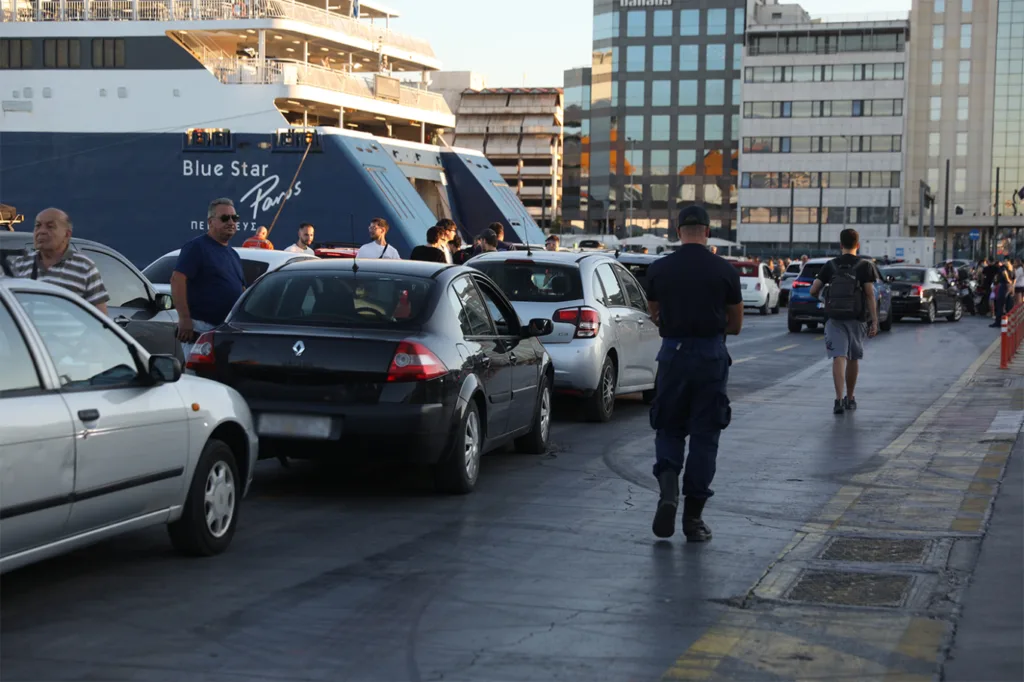 Το αδιαχώρητο στο λιμάνι του Πειραιά: Κορυφώνεται η έξοδος των αδειούχων – Ακυρώσεις δρομολογίων λόγω ανέμων Το αδιαχώρητο στο λιμάνι του Πειραιά: Κορυφώνεται η έξοδος των αδειούχων – Ακυρώσεις δρομολογίων λόγω ανέμων