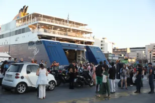 Ακτοπλοϊκή κίνηση: Φεύγουν οι τελευταίοι αδειούχοι, επιστρέφουν οι πρώτοι – Πάνω από 80.000 αναχωρήσεις