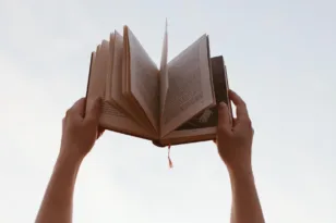 7 βιβλία που διαβάζονται μέσα σε ένα βράδυ αλλά μένουν στο μυαλό για μέρες