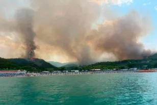 Ιταλία: Πάνω από 400 άνθρωποι απομακρύνθηκαν δια θαλάσσης λόγω μεγάλης φωτιάς στην Απουλία
