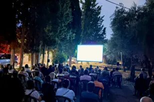 Δωρεάν σινεμά κάτω από τα αστέρια στο Κάτω Καστρίτσι – Τα «Πεσμένα Φύλλα» κλείνουν τον κύκλο προβολών