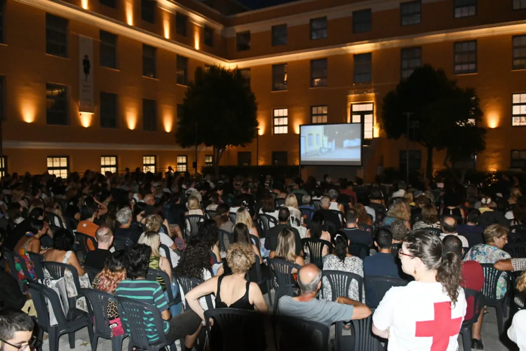 Πάτρα: Ο έρωτας του Καουρισμάκι φώτισε το προαύλιο του Δημαρχείου Πάτρα: Ο έρωτας του Καουρισμάκι φώτισε το προαύλιο του Δημαρχείου