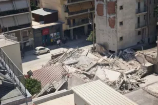 Στα χαλάσματα παρέμειναν όλο το βράδυ οι ένοικοι της πολυκατοικίας στα Πετράλωνα