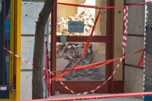 Πετράλωνα: Δεν μπαίνουν οι ένοικοι στη διπλανή πολυκατοικία – Φόβοι μετά την κατάρρευση