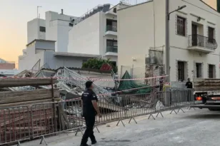 Πετράλωνα: «Έπεσε σαν χάρτινος πύργος» – Οι μαρτυρίες, τα κουδούνια και η έρευνα για το εργοτάξιο