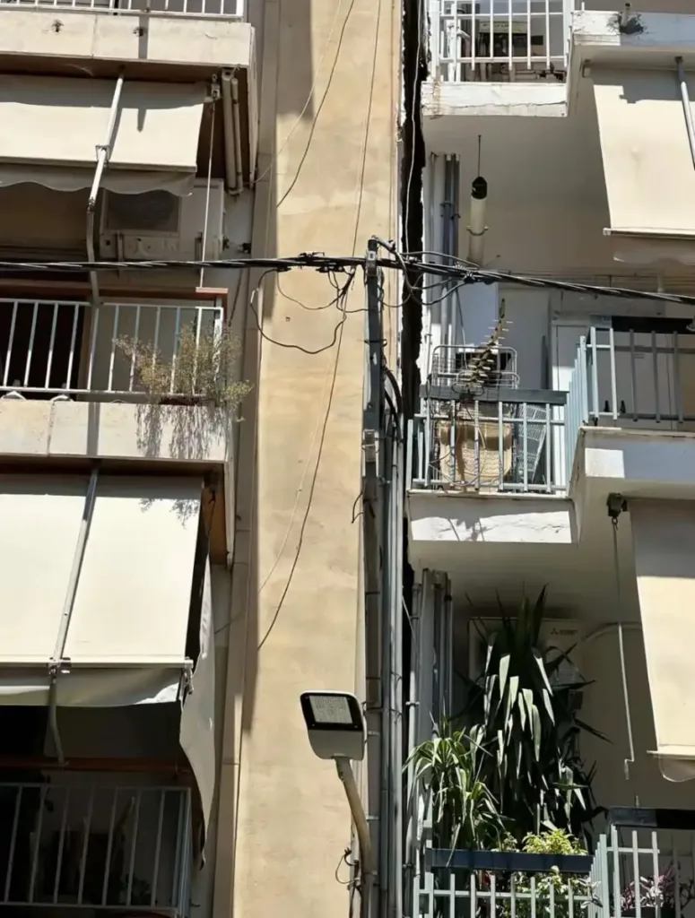 Πετράλωνα: Η φωτογραφία που έδειχνε την κατάρρευση – Το κενό των 30 εκατοστών πριν πέσει η πολυκατοικία