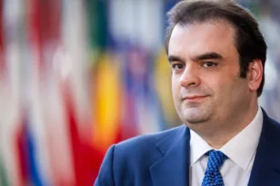Πιερρακάκης: Το «κρυφό όπλο» της Ευρώπης απέναντι στην Κίνα – Η αποστολή Μερτς για το γουάν