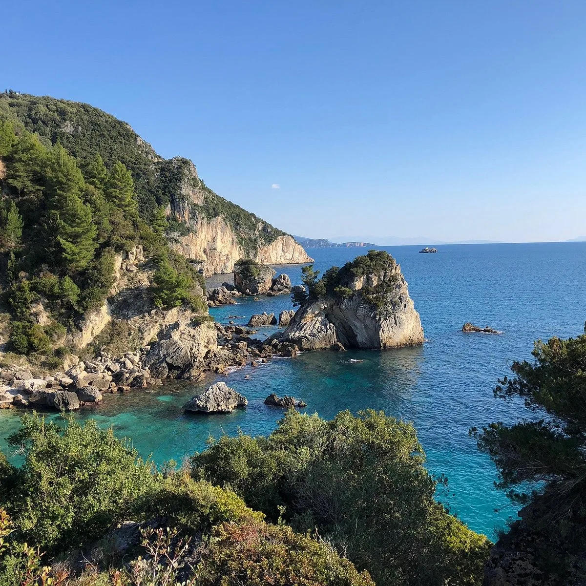 Πάργα: Παραλίες, κάστρο, Παξοί και Αντίπαξοι σε μία απόδραση που τα έχει όλα Βραχώδης ακτογραμμή στην Πάργα με γαλαζοπράσινα νερά, καταπράσινους λόφους και θέα στο Ιόνιο