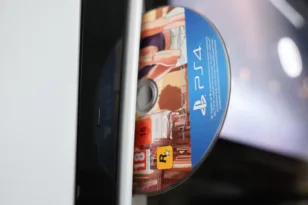 Η Sony κόβει τα δισκάκια και το ίντερνετ ψήνει… ψηφιακές πίτσες