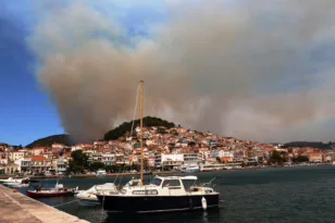 Φωτιά στη Λέσβο: Συνεχίζεται η μάχη στο Πλωμάρι – Τραυματίστηκε πυροσβέστης, ξεκίνησαν οι εναέριες ρίψεις