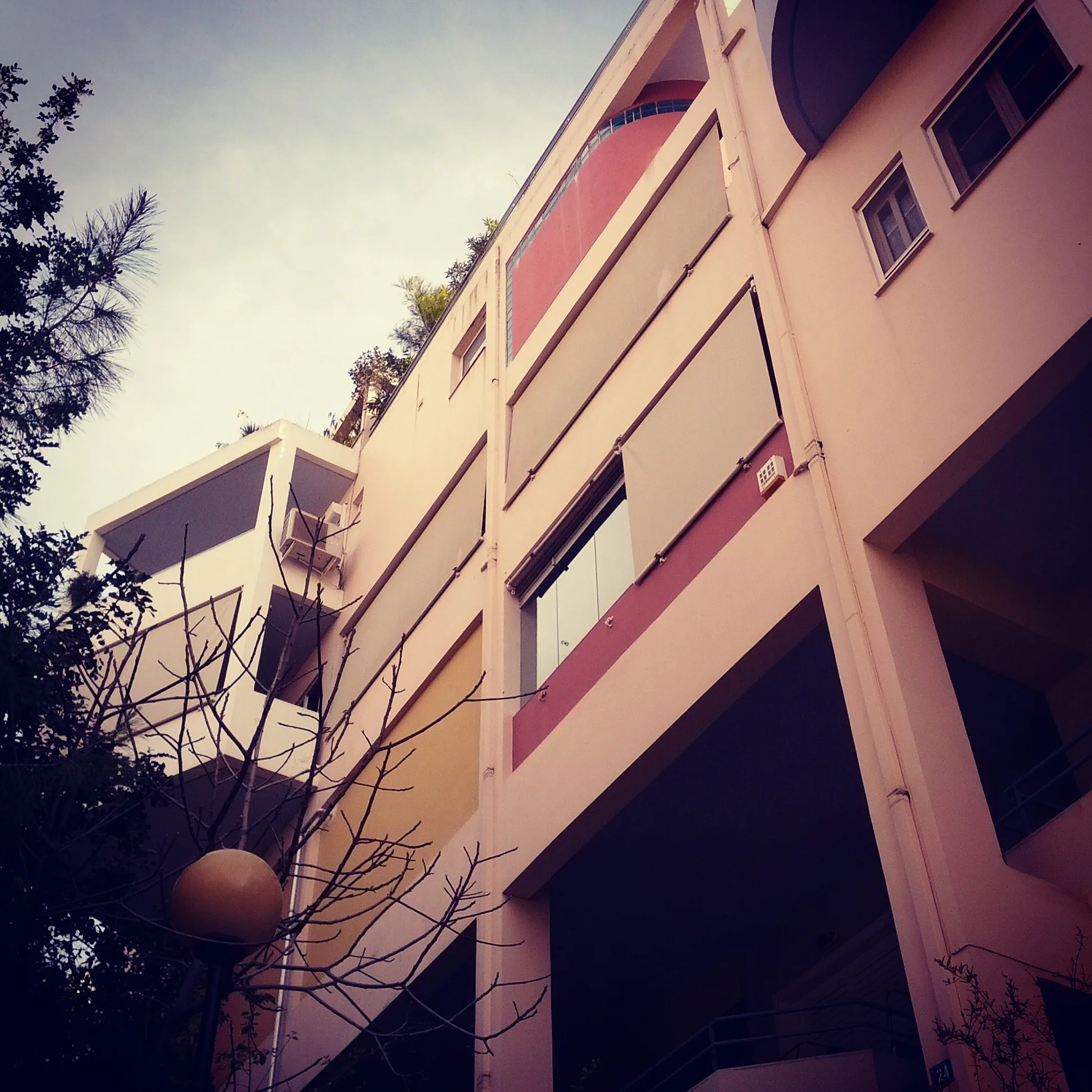 Η πολυκατοικία των Απαράδεκτων στον Λυκαβηττό