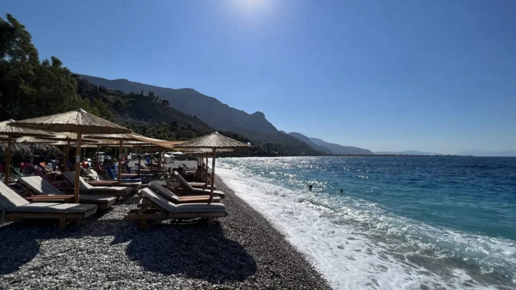 8 παραλίες της Πελοποννήσου που λίγοι γνωρίζουν: Μικροί παράδεισοι μακριά από την πολυκοσμία 8 παραλίες της Πελοποννήσου που λίγοι γνωρίζουν: Μικροί παράδεισοι μακριά από την πολυκοσμία
