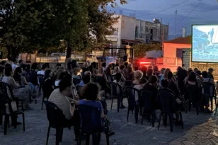Ο «Δασκαλάκος που υποσχέθηκε τη θάλασσα» κάνει την τελευταία του στάση στο Προάστειο
