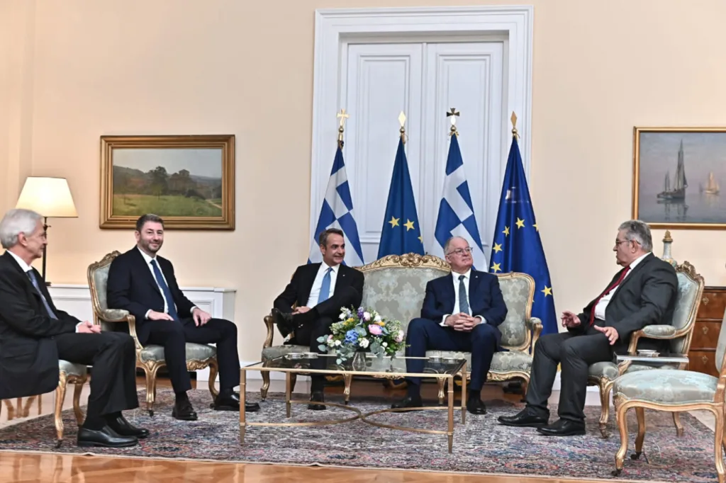 Τασούλας στη δεξίωση για την 52η επέτειο αποκατάστασης της Δημοκρατίας: «Γαλάζια είναι η πατρίδα της Ελλάδας» Τασούλας στη δεξίωση για την 52η επέτειο αποκατάστασης της Δημοκρατίας: «Γαλάζια είναι η πατρίδα της Ελλάδας»