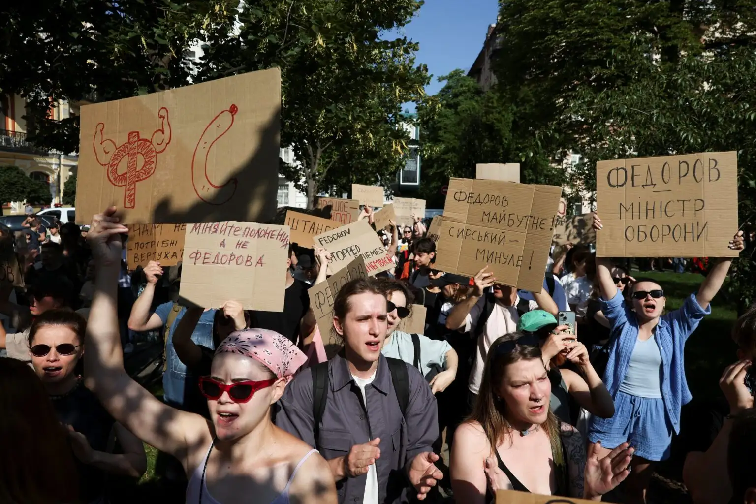 Συνθήματα υπέρ του πρώην υπουργού Άμυνας έξω από το προεδρικό γραφείο / REUTERS/Thomas Peter