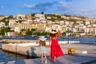 Από τις «χρυσές» Κυκλάδες στην αυθεντική Ήπειρο: Ο χάρτης των τιμών για τις φετινές καλοκαιρινές διακοπές