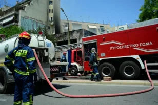 Φωτιά στα Άνω Λιόσια: Συναγερμός σε πάρκινγκ κατοικίας – Ισχυρή κινητοποίηση της Πυροσβεστικής