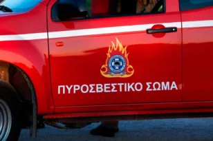 Φωτιά στο Κορωπί: Στις φλόγες ξερά χόρτα και ελαιόδεντρα – 45 πυροσβέστες στη μάχη