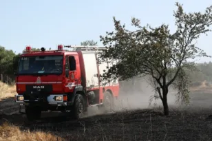 Φωτιά στα Τρίκαλα: Εναέρια μάχη στο Γενέσι με τρία αεροσκάφη και ελικόπτερο