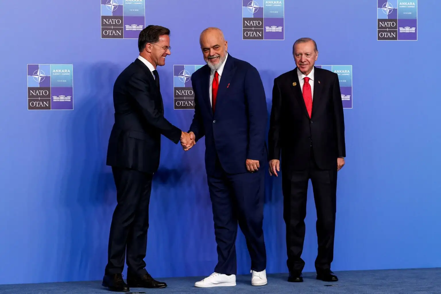 Τα «πηγαδάκια» της Συνόδου του ΝΑΤΟ: Τα στυλό, τα sneakers του Ράμα και το βλέμμα της Μελόνι στον Τραμπ