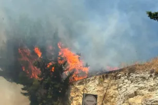 Πυροσβεστικές δυνάμεις επιχειρούν στη μεγάλη φωτιά στην Κρύα Βρύση Ρεθύμνου
