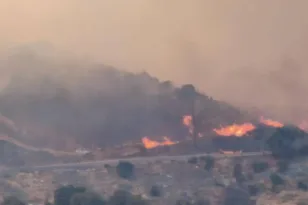 Σητεία: Στα 500 μέτρα από το εργοστάσιο Αθερινόλακκου η φωτιά – Θυελλώδεις άνεμοι στην περιοχή