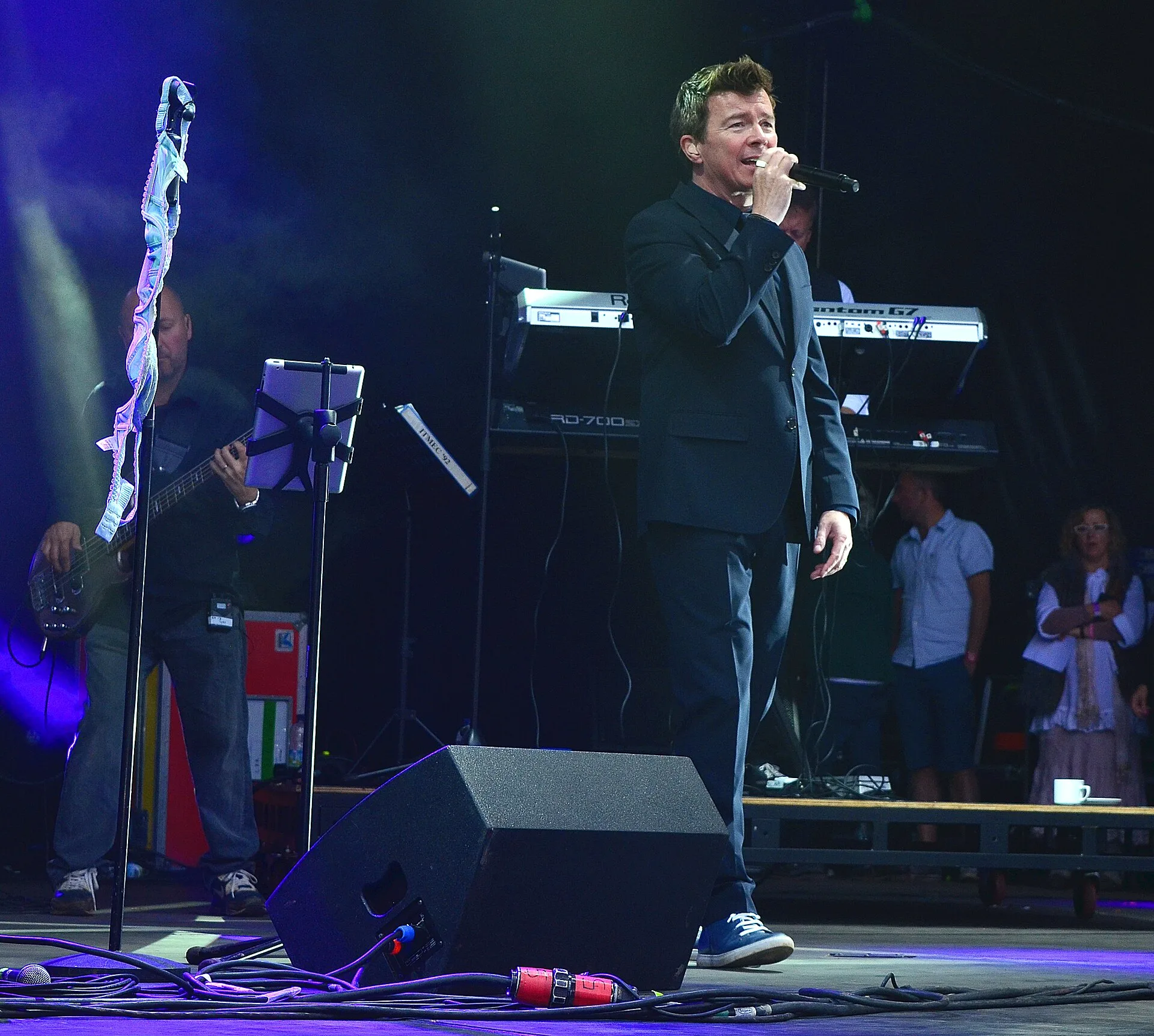 «Never Gonna Give You Up»: Πώς ένα ποπ τραγούδι του 1987 έγινε η πιο διάσημη παγίδα του Ίντερνετ Ο Rick Astley σε συναυλία μετά την αναβίωση του Never Gonna Give You Up