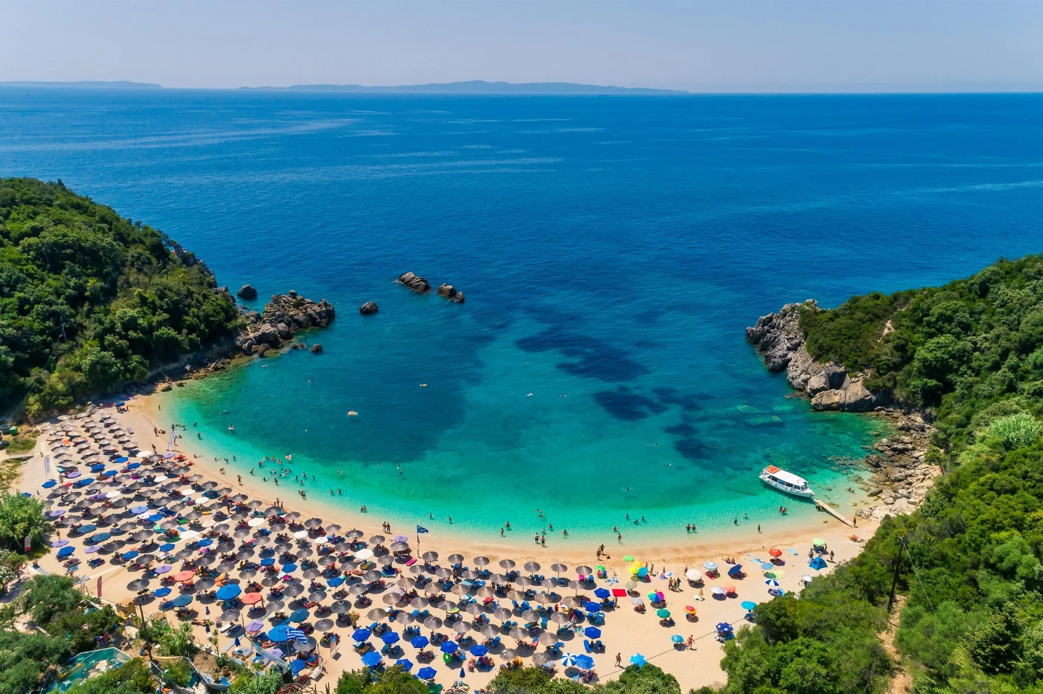Πάργα: Παραλίες, κάστρο, Παξοί και Αντίπαξοι σε μία απόδραση που τα έχει όλα Παραλία Λύχνος στην Πάργα με τιρκουάζ νερά, οργανωμένη αμμουδιά, ξαπλώστρες και καταπράσινους λόφους γύρω από τον κόλπο