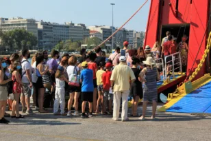 Voucher διακοπών έως 600 ευρώ: Ανοίγει η πλατφόρμα – Ποιοι μπαίνουν με τα νέα όρια