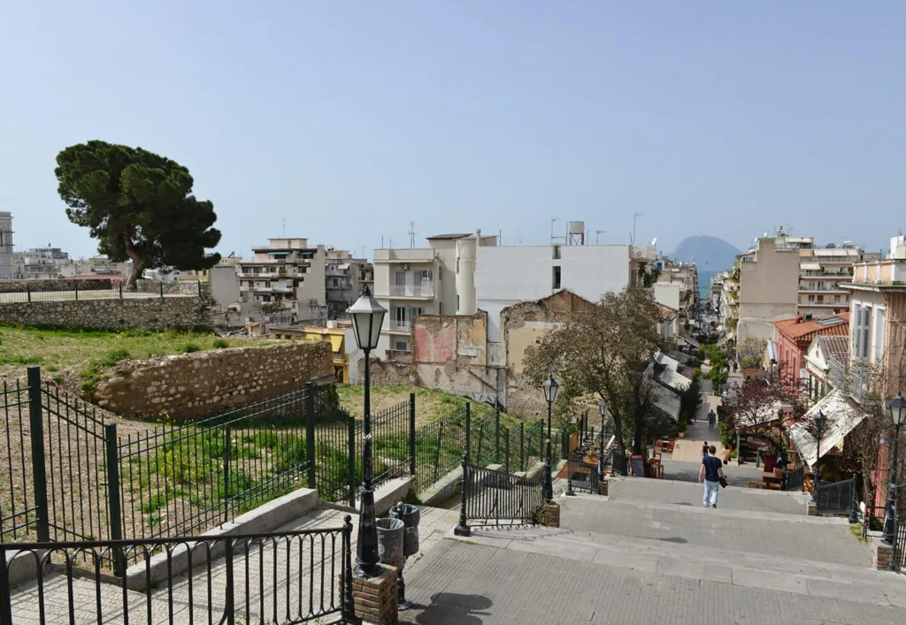 Οι σκάλες της Πάτρας: Το δροσερό «μπαλκόνι» του καλοκαιριού με θέα τον Πατραϊκό
