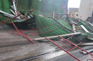 Πειραιάς: Κατέρρευσε σκαλωσιά πολυκατοικίας λόγω της κακοκαιρίας – Διακοπή κυκλοφορίας