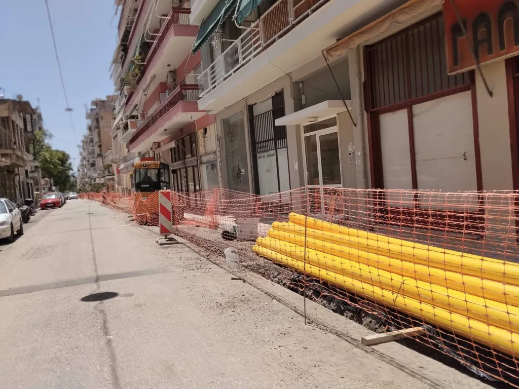 Πάτρα: Εντονη δυσοσμία στη Σολωμού - Εσπασαν αγωγό λυμάτων σε έργα φυσικού αερίου Εργα για αγωγούς φυσικού αερίου στην οδό Σολωμού