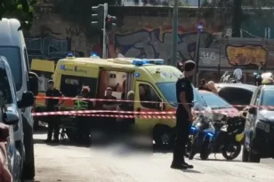Τρόμος στο κέντρο της Αθήνας, 20χρονος στο κενό από μπαλκόνι ξενοδοχείου